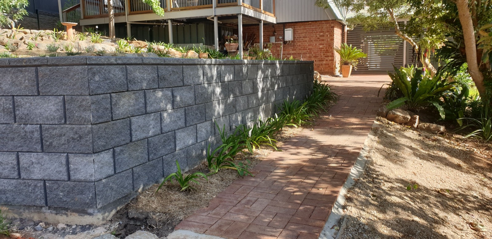 Long commercial-grade retaining wall, Adelaide